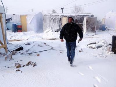 الثلوج تزيد من معاناة آلاف اللاجئين السوريين في البقاع شرق لبنان 