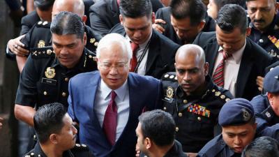 المحكمة توجه 4 تهم لرئيس وزراء ماليزيا السابق وتطلق سراحه بكفالة