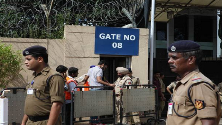 قرار غريب يلزم شرطة المطارات الهندية بتقليص ابتساماتهم