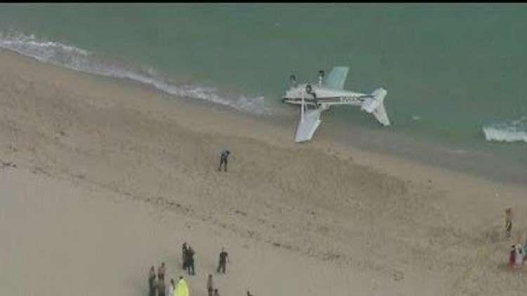 تحطم طائرة على شاطئ في الولايات المتحدة (فيديو)
