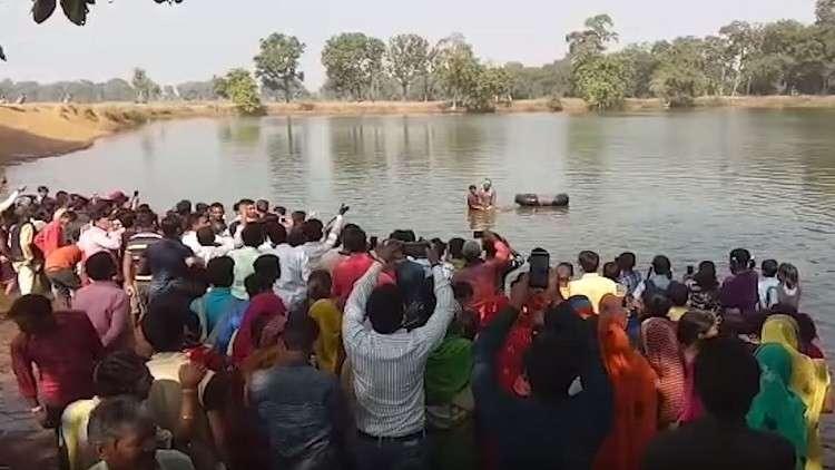 قرية هندية تقيم جنازة حاشدة لتمساحها المعمر المحبوب! (فيديو)