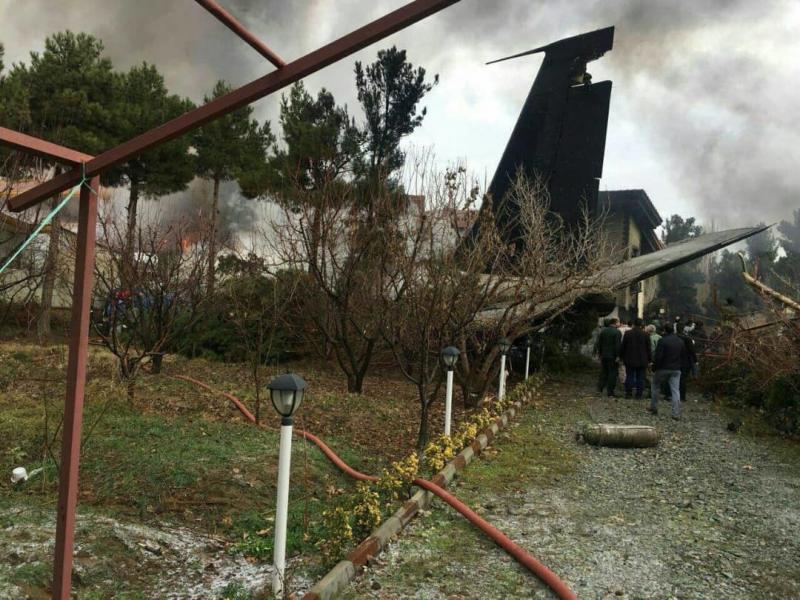 تحطم طائرة تابعة للجيش الإيراني في منطقة سكنية ومقتل 15 شخصا من ركابها